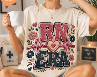 Shirt RN Era png, varsity verpleegkundige graphic, geregistreerd verpleegkundig kledingontwerp, sublimatie png-download