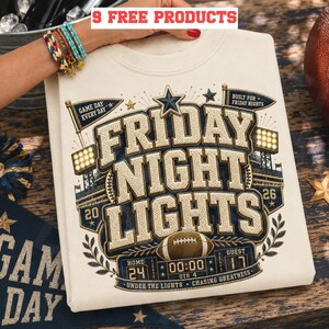 Può includere: Felpa color crema con una grande grafica che recita "Friday Night Lights" in stile vintage. Il design include immagini di football, luci dello stadio e il testo "Game Day Every Day" e "Built for Friday Nights".