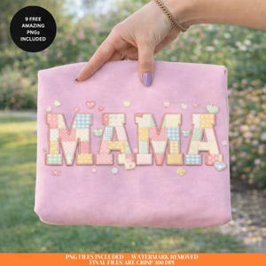 Könnte beinhalten: Ein hellrosa Stoff mit dem Wort "MAMA" in einem Patchwork-Stil mit Pastellfarben bestickt. Das Bild enthält den Text "9 FREE AMAZING PNGS INCLUDED" und "PNG FILES INCLUDED - WATERMARK REMOVED FINAL FILES ARE CRISP 300 DPI".
