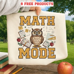 以下が含まれることがあります： ベージュ色のトートバッグ。金色の文字で「MATH MODE」と書かれています。メガネをかけたフクロウが中央にいて、数学の記号、リンゴ、本に囲まれています。「9 FREE PRODUCTS」の文字が上部にあります。