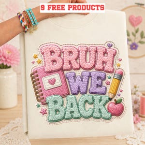 Peut inclure: Un sweat-shirt couleur crème avec un motif brodé portant l'inscription "BRUH WE BACK". Le design comprend un carnet à spirales rose, un crayon jaune et une pomme rose, agrémentés de petites étoiles et de cœurs roses, violets et bleu sarcelle.