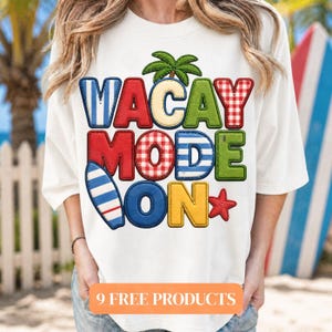 Puede incluir: Camiseta blanca con la frase "VACAY MODE ON" en letras coloridas estilo patchwork. El diseño incluye una palmera, una tabla de surf y una estrella de mar. La camiseta tiene un corte holgado.