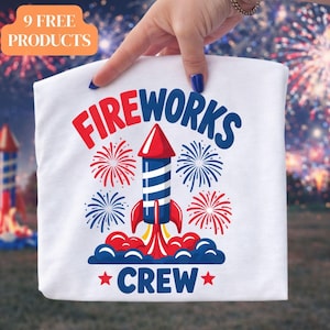Pode incluir: Camiseta branca com um design gráfico colorido com um foguete e fogos de artifício vermelhos, brancos e azuis. O texto "FIREWORKS CREW" é exibido em negrito, perfeito para celebrações.