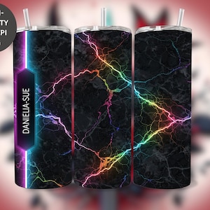 Puede incluir: Un vaso negro con diseño de mármol y un patrón de relámpagos arcoíris. El vaso tiene una pajita y el nombre "DANIELIA-SUE" en un marco de color neón. Las palabras "HIGH-QUALITY 300 DPI PNG" están en un círculo en la esquina superior izquierda.