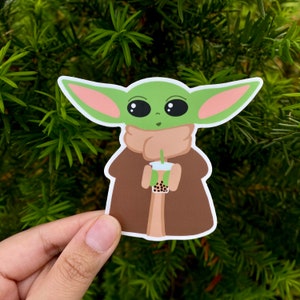 The Child Grogu Baby Yoda Boba Milk Bubble Tea Pegatina / Star Wars Mandalorian / Pegatina impermeable de vinilo mate de alta calidad para computadoras portátiles