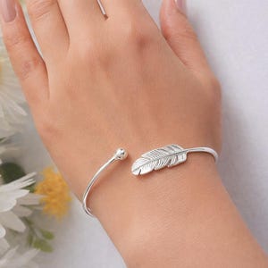 Mooie 925 sterlingzilveren Lucky Feather-manchet armband / armband - een symbool van vrijheid en kracht