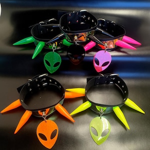 Alien Spike Choker Necklace – UV Neon Punk Rave Collar with Acrylic Alien Charm – Cyber Y2K Goth Statement Jewelry