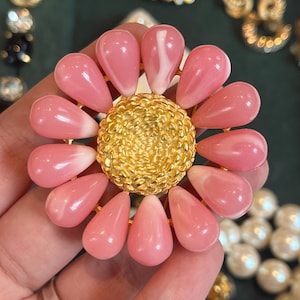 Authentische Vintage Daisy Blume mit rosa Swirly Harz-Pedalen Mattgold Brosche Designer signiert Kostüm Schmuck Sammlerstück
