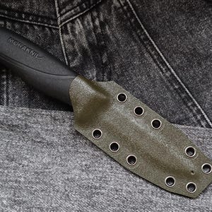 May include: A green leather knife sheath with multiple eyelets and the text "MORAKNII" on the handle.