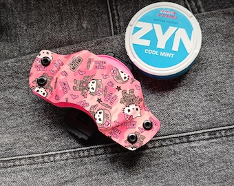 Estuche Kydex para snus: Diseño Hell Kitty. Funda Kydex. Estuche Kydex. Bolsa para tabaco. Estuche para snus. Incluye soporte de montaje.