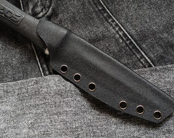 Kompakt kydex-slida för Sog Pentagon-kniv. Svart färg. Handgjord taktisk kydex-slida. Monteringsalternativ: ulticlip, molli lok, tek lock.