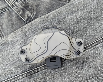 Estuche para snus Topo Desert Glass de Kydex. Funda de Kydex. Estuche de Kydex. Bolsa para tabaco. Estuche para snus. Incluye sistema de montaje: candado Mini Tek.