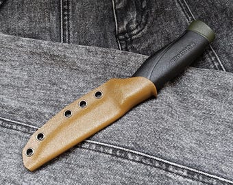 Funda compacta de kydex color coyote para cuchillo Mora Companion Heavy Duty. Funda personalizada. Opción de porte en cinturón. Solo la funda. Funda con soporte.