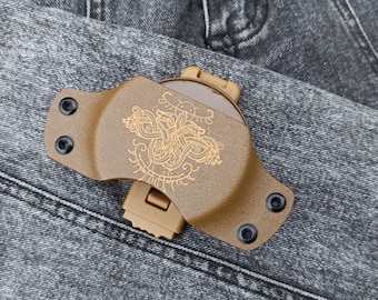 Estuche Coyote Kydex para snus con grabado. Soporte de kydex. Funda de kydex. Estuche de kydex. Bolsa para tabaco. Estuche para snus. Incluye soporte: mini candado Tek.