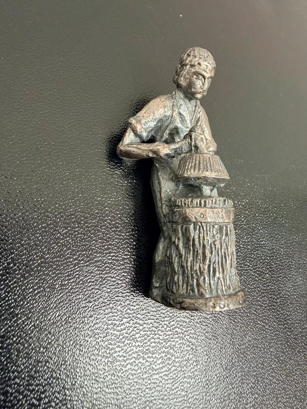 Tinnen kuiper vatenmaker beeldje vintage pewter image 2