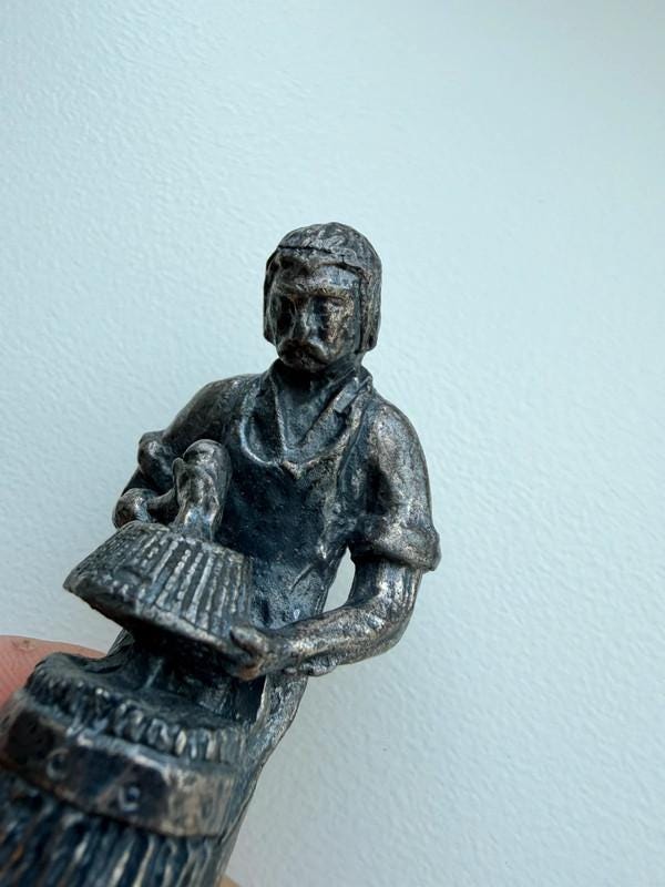Tinnen kuiper vatenmaker beeldje vintage pewter image 10