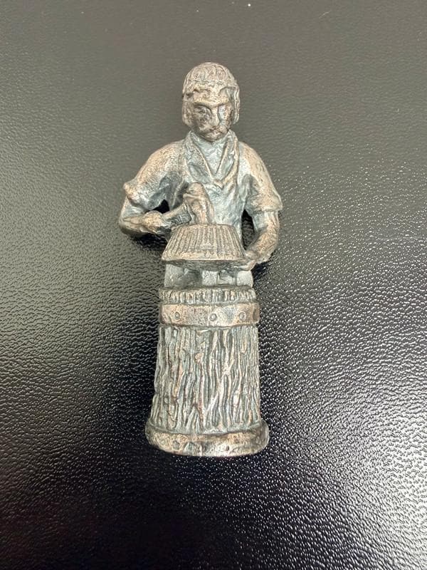 Tinnen kuiper vatenmaker beeldje vintage pewter