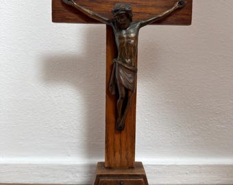 Vintage staand kruisbeeld hout en metaal Jezuskruis, INRI Alpha Omega katholiek altaarkruis, religieus christelijk decor