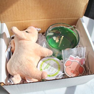 Friends on the Farm Gift Box, Piglet and Sheep Gift Box, Piglet Stickers, Cucumber & Melon Wax Melt, Scented Candle, Pig Stuffed Animal