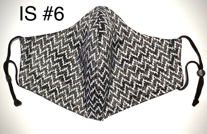 Peut inclure: Masque facial &agrave; motif noir et blanc avec des boucles d'oreille r&eacute;glables. IS #6.