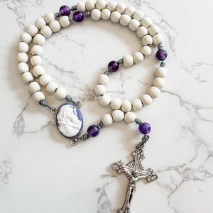 Houten en edelsteenkraal Katholieke rozenkrans van Refuge Rozenkransen met Madonna of the Streets-camee, witte kralen, amethistkralen en microkoord