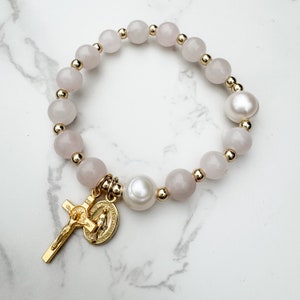 Catholic rosary stretch bracelet with gold tone crucifix and Miraculous medal, rose quartz, gold beads and pearls | Catholic gift