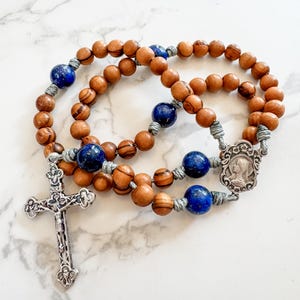 Katholischer Rosenkranz aus kleinen Olivenholzperlen, Lapislazuli-Edelsteinen und zierlichen silbernen Rosenkranzteilen | Katholisches Geschenk | Rosenkranz aus Paracord