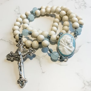 Chapelet catholique avec camée bleu Vierge à la rue au centre, perles en bois blanc et perles de quartz turquoise et micro cordon | Cadeau catholique