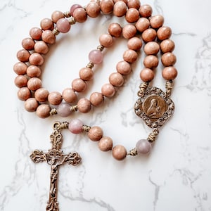 Rosario de Santa Teresita en bronce macizo elaborado con cuentas de palo rosa y cuarzo fresa y micro cordón / Regalo católico / Rosario católico