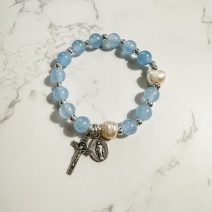 Catholic rosary stretch bracelet with silver crucifix and Miraculous medal, light blue jade, silver beads and pearls | Catholic gift