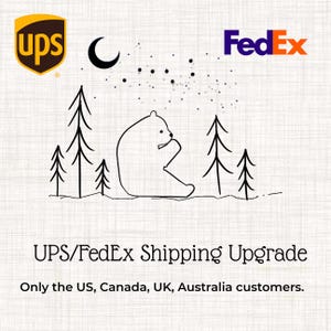 Puede incluir: Una ilustración en blanco y negro de un oso polar sentado en un bosque nevado con una luna creciente y estrellas en el cielo. El texto "UPS/FedEx Shipping Upgrade" está debajo de la imagen. El texto "Only the US, Canada, UK, Australia customers." está debajo del texto.