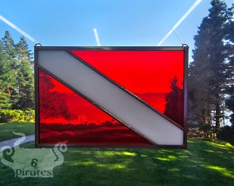 Gebrandschilderd glas Scuba Diver Down Flag Suncatcher: handgemaakt kustdecor