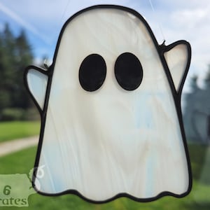 Leuke gebrandschilderd glas Ghost Sun Catcher, grillige woondecoratie voor thuis, charmant cadeau voor Halloween of liefhebbers van spookachtige decors