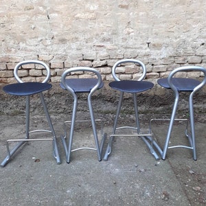 1 di 4 Sgabelli da Bar rivestiti in metallo e legno con poggiapiedi, anni &#39;80, made in Germany