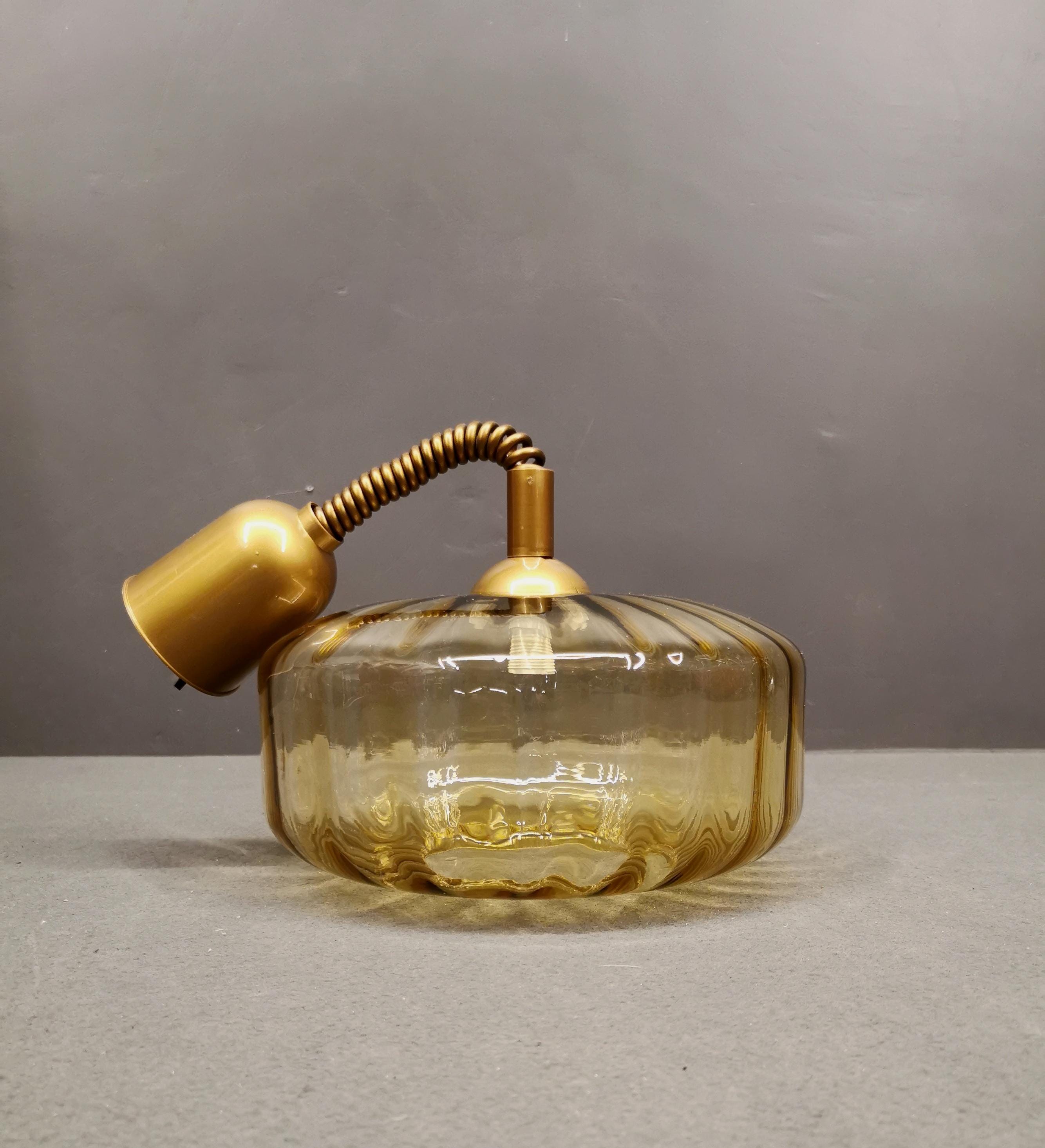 ヴィンテージアンバーガラスペンダントライト：ミッドセンチュリー真鍮