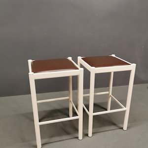 Set di 2 sgabelli da bar vintage in metallo e pelle con marchio stilizzato, realizzati in Italia negli anni &#39;70