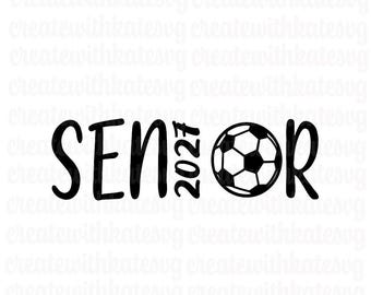 Könnte beinhalten: Ein schwarzes Grafikdesign mit dem Wort SENIOR in einer fetten, stilisierten Schriftart. Der Buchstabe O wird durch einen schwarz-weißen Fußball ersetzt, und die Zahlen 2027 sind vertikal zwischen dem Buchstaben N und dem Fußball platziert.