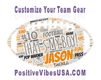 以下が含まれることがあります： 「Customize Your Team Gear」の文字が入った、フットボールの形をしたデジタルグラフィック。デザインには「Football」、「Titans」、「That's My Boy!」という言葉と、オレンジ色の「Jason」という名前が含まれています。ウェブサイトPositiveVibesUSA.COMも表示されています。