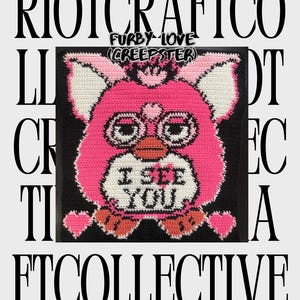 Puede incluir: Un diseño de Furby tejido en rosa y blanco con el texto "I SEE YOU" sobre un fondo negro. La imagen incluye el texto "RIOTCRAFTCO" y "FTCOLLECTIVE".
