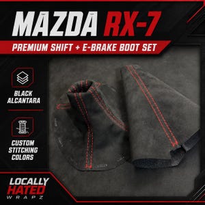 Può includere: Un set di cuffia per cambio e freno a mano in Alcantara nero per Mazda RX-7. Entrambi i pezzi presentano cuciture rosse. Il testo sull'immagine recita MAZDA RX-7 PREMIUM SHIFT + E-BRAKE BOOT SET, BLACK ALCANTARA, CUSTOM STITCHING COLORS, LOCALLY HATED WRAPZ.