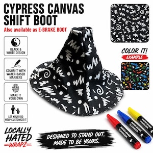 Puede incluir: Una funda de palanca de cambios de lona negra con un patrón abstracto blanco de garabatos, puntos y espirales. El producto está diseñado para colorearse con rotuladores a base de agua, como muestran los rotuladores rojo, azul y amarillo incluidos.