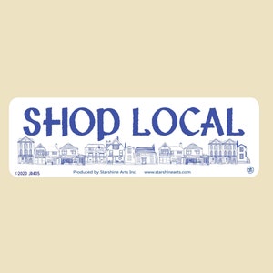 Peut inclure: Un autocollant rectangulaire avec les mots "SHOP LOCAL" en bleu, au-dessus d'une rangée de bâtiments esquissés. L'autocollant comprend également le texte "©2020 JR405" et "Produced by Starshine Arts Inc. www.starshinearts.com".