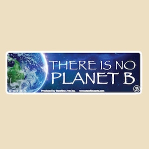 以下が含まれることがあります： 地球の絵と「THERE IS NO PLANET B」というテキストが書かれた青と白のステッカー。ステッカーには、「Produced by Starshine Arts Inc. www.starshinearts.com」というテキストと、