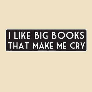 Könnte beinhalten: Ein rechteckiges schwarzes Schild mit weißer Schrift, das lautet: "I LIKE BIG BOOKS THAT MAKE ME CRY". Der Hintergrund ist beige.