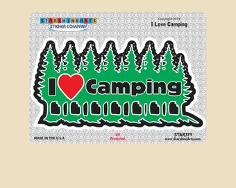 Może przedstawiać: Prostokątna naklejka z białym obramowaniem zawiera napis "I Love Camping" w kolorze zielonym, z czerwonym sercem zastępującym słowo "love". Projekt zawiera stylizowaną sylwetkę lasu. Wyprodukowano w USA.