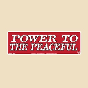 Könnte beinhalten: Ein rechteckiger roter Aufkleber mit weißem Text, der POWER TO THE PEACEFUL lautet. Der Aufkleber enthält kleinen weißen Copyright-Text und ein kreisförmiges Symbol in den unteren Ecken sowie einen weißen Rand um das rote rechteckige Feld.