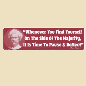 Könnte beinhalten: Rechteckiger Aufkleber in Burgunderrot mit weißem Text. Der Text lautet: „Whenever You Find Yourself On The Side Of The Majority, It Is Time To Pause & Reflect“. Ein Porträt von Mark Twain befindet sich links.