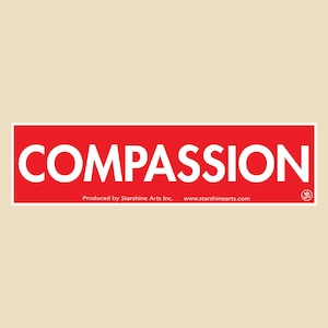 Könnte beinhalten: Roter rechteckiger Aufkleber mit weißem Text, der "COMPASSION" lautet, und dem Text "Produziert von Starshine Arts Inc. www.starshinearts.com" darunter. In der unteren rechten Ecke befindet sich ein kleines Symbol.