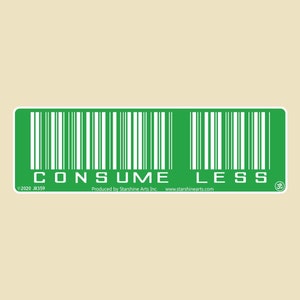 Puede incluir: Pegatina verde con un código de barras y el texto "CONSUME LESS" en blanco. La pegatina también incluye el texto "©2020 JR359", "Producido por Starshine Arts Inc." y "www.starshinearts.com".