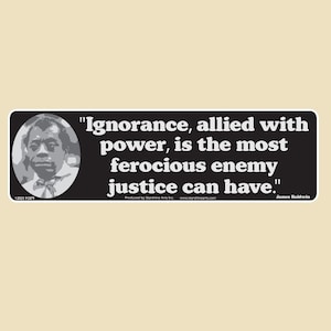 Può includere: Immagine in bianco e nero di James Baldwin con una citazione: "L'ignoranza, alleata con il potere, è il nemico più feroce che la giustizia possa avere."